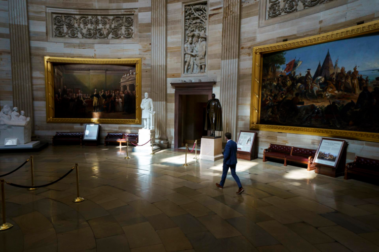 Un miembro del personal camina por una Rotonda vacía en el Capitolio de los Estados Unidos en Washington, DC, EE.UU., el 10 de octubre de 2025. EFE/WILL OLIVER