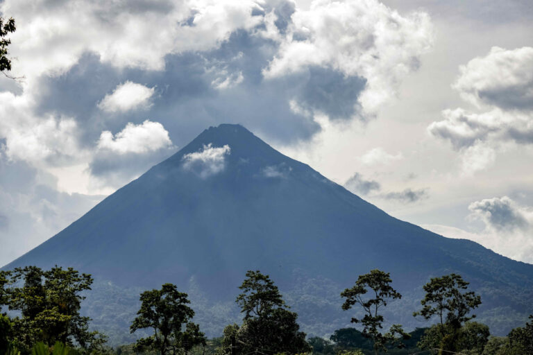 Fotografía del 3 de octubre de 2025 del volcán Arenal, en la Fortuna (Costa Rica). EFE/ Jeffrey Arguedas
