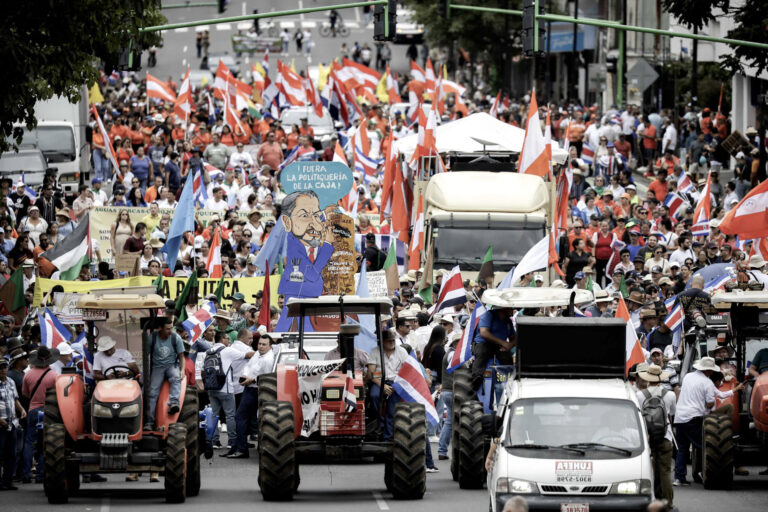 Personas participan en una manifestación contra las políticas del Gobierno de Rodrigo Chaves, este martes, en San José (Costa Rica). EFE/Jeffrey Arguedas