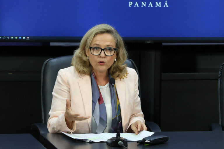 La presidenta del Banco Europeo de Inversiones (BEI), la española Nadia Calviño, habla durante una declaración este martes, en Ciudad de Panamá (Panamá). EFE/ Carlos Lemos