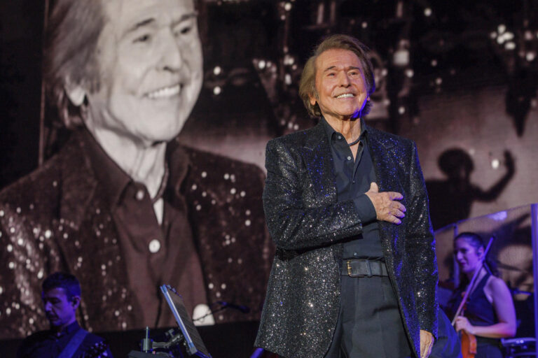Foto de archivo del cantante Raphael durante el concierto de las 'Noches de La Maestranza' en la plaza de toros de la Real Maestranza, en Sevilla, en el marco de su gira 'Raphaelísimo'. EFE/Julio Muñoz