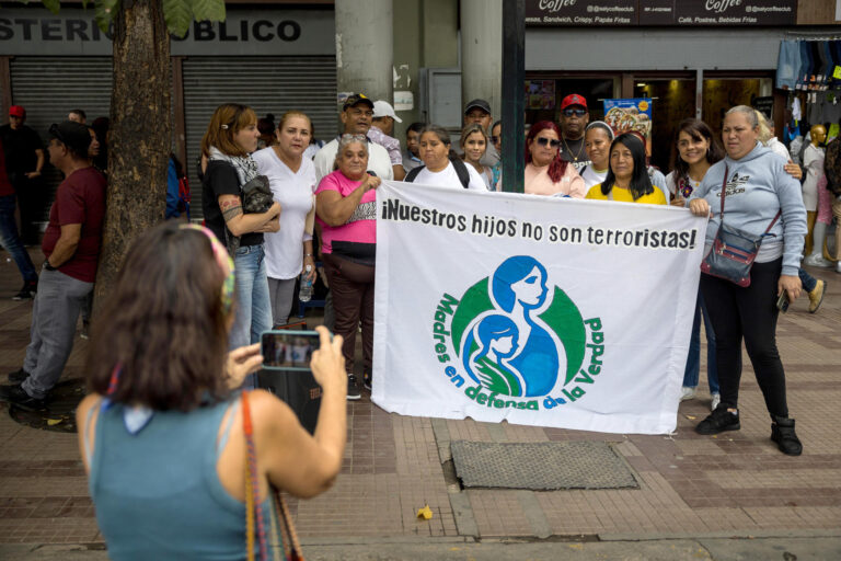 Fotografía de archivo, tomada el pasado 11 de junio, en la que se captó a un grupo de integrante del colectivo 'Madres en defensa de la verdad', frente al Palacio de Justicia, en Caracas (Venezuela). EFE/Miguel Gutierrez