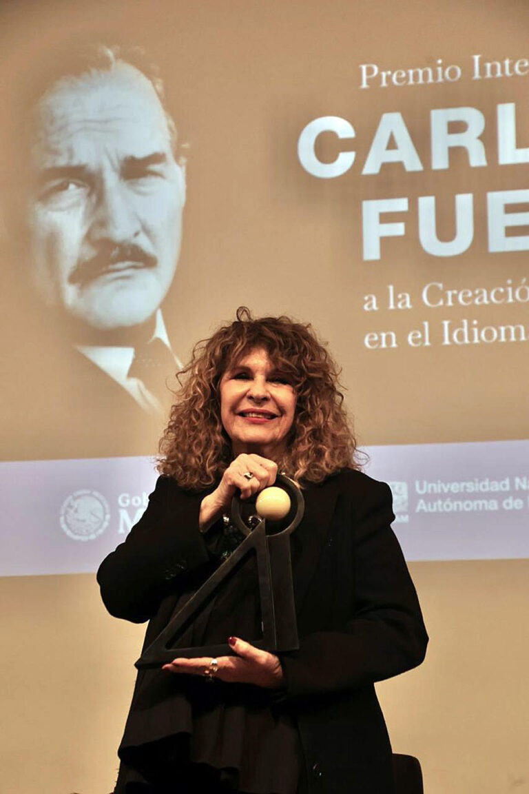 Fotografía cedida hoy, por la Universidad Nacional Autónoma de México (UNAM) de la poeta y novelista nicaragüense Gioconda Belli posando con el premio Carlos Fuentes a la creación literaria en idioma español, en la Ciudad de México (México). EFE/Universidad Nacional Autónoma de México/SOLO USO EDITORIAL/NO VENTAS/SOLO DISPONIBLE PARA ILUSTRAR LA NOTICIA QUE ACOMAPAÑA (CRÉDITO OBLIGATORIO)