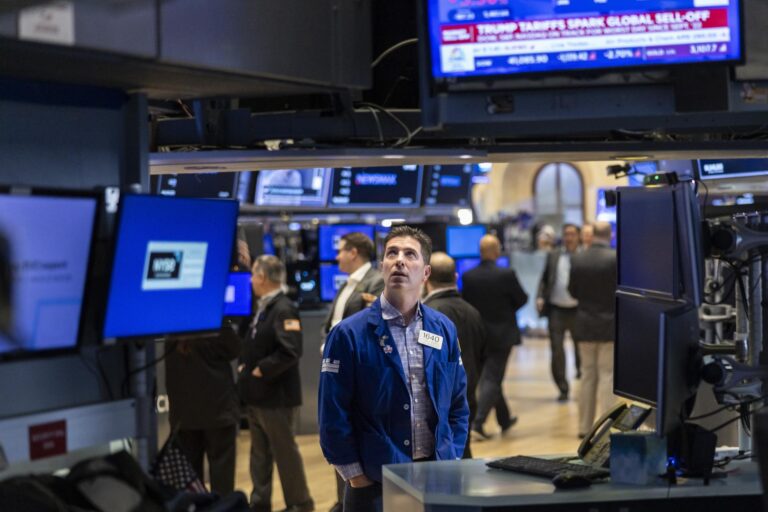 Foto de archivo que muestra a un corredor de bolsa en Wall Street. EFE/EPA/JUSTIN LANE