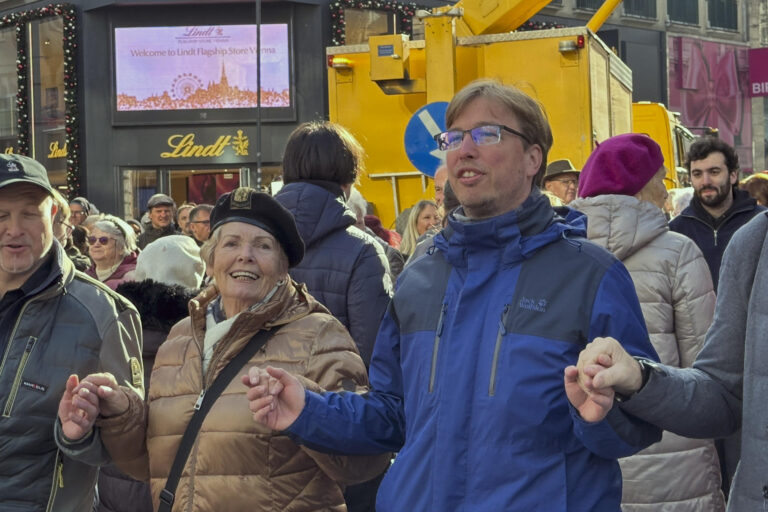 -Cientos de personas se dejaron llevar este lunes por el ritmo del vals en el centro de Viena para inaugurar así la temporada del carnaval y de bailes en la capital austríaca, que espera atraer en los próximos tres meses a cifra récord de unas 600.000 personas a estos eventos. La tradición austríaca fija el 11 de noviembre a las 11:11 horas como el inicio del llamado Fasching, el carnaval austríaco, que coincide con la temporada de los clásicos bailes en Viena, que hasta mediados de febrero albergará casi medio millar de estos eventos.-EFE/ Núria Morchón