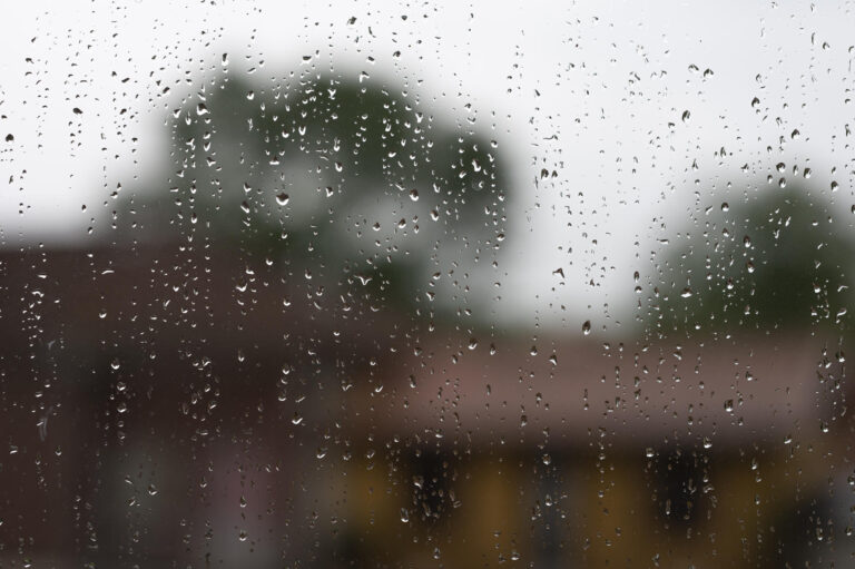 Detalle de la lluvia sobre un cristal, en una imagen de archivo. EFE/ Pedro Puente Hoyos