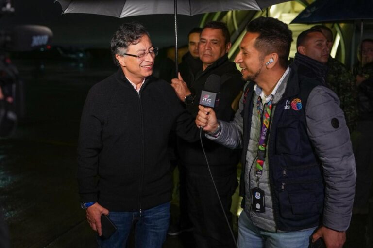 Fotografía cedida por la Presidencia de Colombia del presidente colombiano Gustavo Petro ofreciendo declaraciones este domingo, antes de viajar a EE.UU., en Bogotá (Colombia). EFE/ Presidencia de Colombia