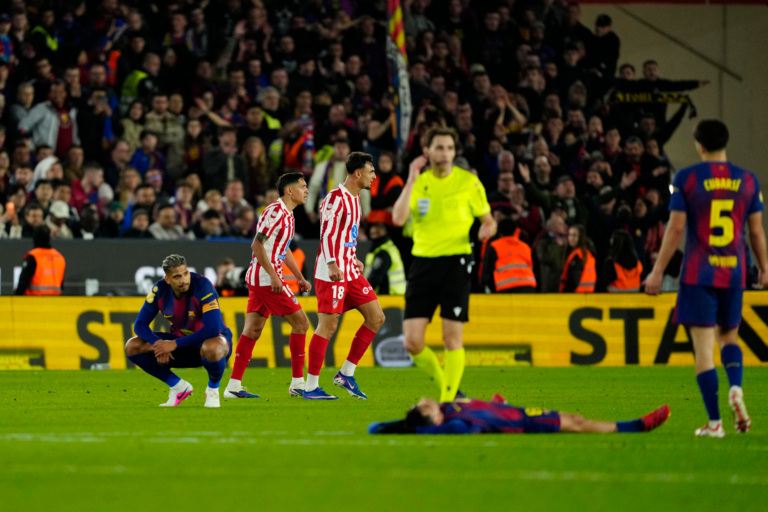 Los jugadores del FC Barcelona a la finalización del partido de vuelta de las semifinales de la Copa del Rey que FC Barcelona y Atlético de Madrid han disputado en el Camp Nou. EFE/Alejandro García.