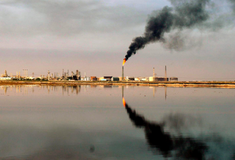 Imagen de archivo de una refinería de petróleo. EFE/ALAA AL-SHEMAREE