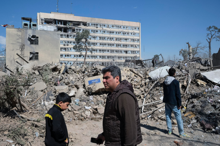 - Varias personas caminan cerca de una zona alcanzada por los bombardeos israelíes-estadounidenses en los alrededores del Gran bazar de Teherán. El Ejército israelí avisó de que atacará este martes la zona industrial Hakimiya en Teherán y el Aeropuerto Internacional de Payam en Karak, en el norte de Irán. EFE/ Jaime León