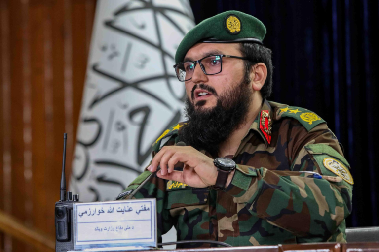 El portavoz del Ministerio de Defensa de Afganistán, Mufti Enayatullah Khwarazmi, durante una rueda de prensa.
EFE/EPA/SAMIULLAH POPAL