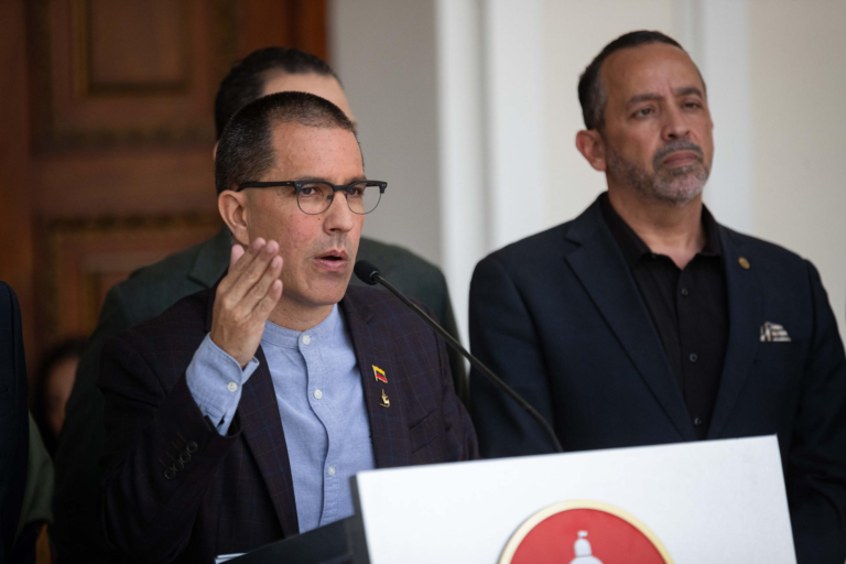 El presidente de la Comisión Parlamentaria para la aplicación de la norma, Jorge Arreaza, habla durante una rueda de prensa en Caracas (Venezuela). EFE/ Ronald Peña R