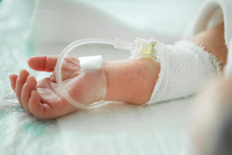 Un neonato, nacido prematuramente, en el interior de una incubadora, en una fotografia de archivo. EFE/ Balazs Mohai