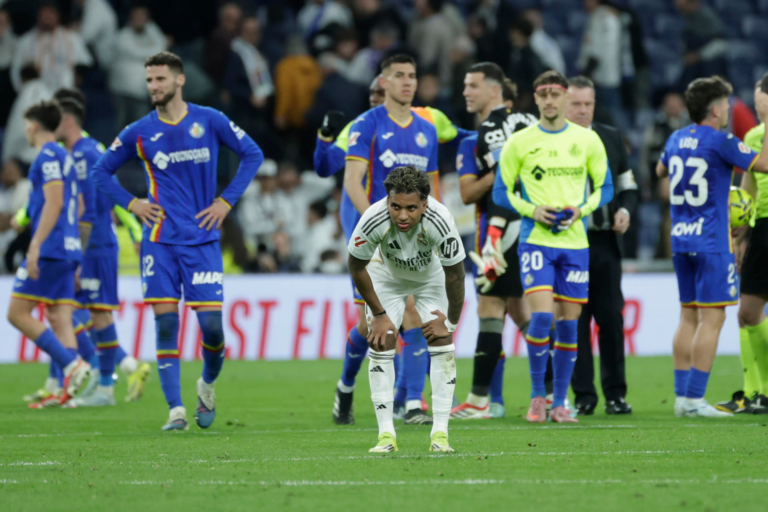 El delantero brasileño del Real Madrid Rodrygo Goes, a la finalización del encuentro contra el Getafe. EFE / Juanjo Martín.