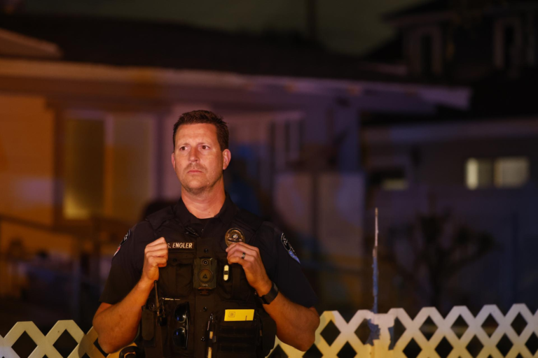 Un agente de la policía de Torrance parado fuera de la casa en Torrance, California, del joven arrestado tras el tiroteo durante la cena de corresponsales de la Casa Blanca a la que asistía el presidente Donald Trump. EFE/EPA/CHRIS TORRES
