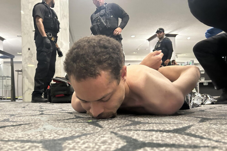 Fotografía difundida en la cuenta oficial @realDonaldTrump de la red social Truth del presidente de los Estados Unidos, Donald Trump, donde se muestra al tirador arrestado por agentes del Servicio Secreto este sábado, luego de que se reportaran disparos durante la cena anual de la Asociación de Corresponsales de la Casa Blanca (WHCA), en Washington (Estados Unidos). EFE/ @realDonaldTrump