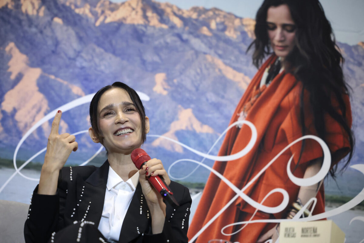 La cantante mexicana Julieta Venegas, habla durante la presentación de su libro y álbum discográfico titulados'Norteña' este jueves, en Ciudad de México (México). EFE/ José Méndez