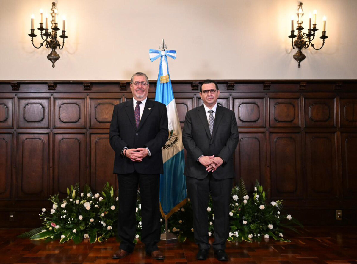 Fotografía cedida por el Gobierno de Guatemala que muestra al presidente de Guatemala, Bernardo Arévalo de León (i), posando junto al abogado y doctor en Derecho Gabriel Estuardo García Luna, nuevo fiscal general y jefe del Ministerio Público (Fiscalía), este viernes en Ciudad de Guatemala (Guatemala).EFE/ Gobierno de Guatemala