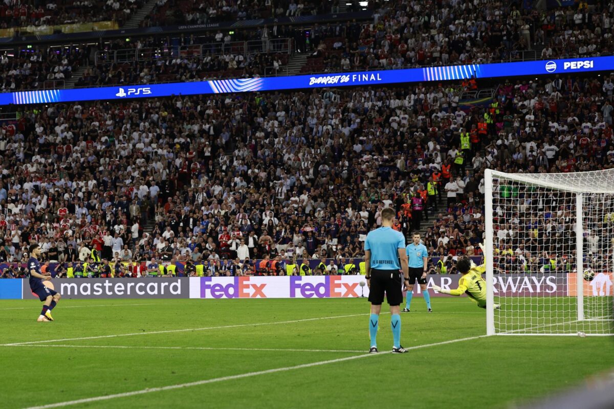 El jugador del PSG Achraf Hakimi durante la tanda de penaltis de la final de la Liga de Campeones UEFA entre Paris Saint-Germain y Arsenal en el estadio Puskas Arena en Budapest, Hungría. EFE/EPA/ANNA SZILAGYI