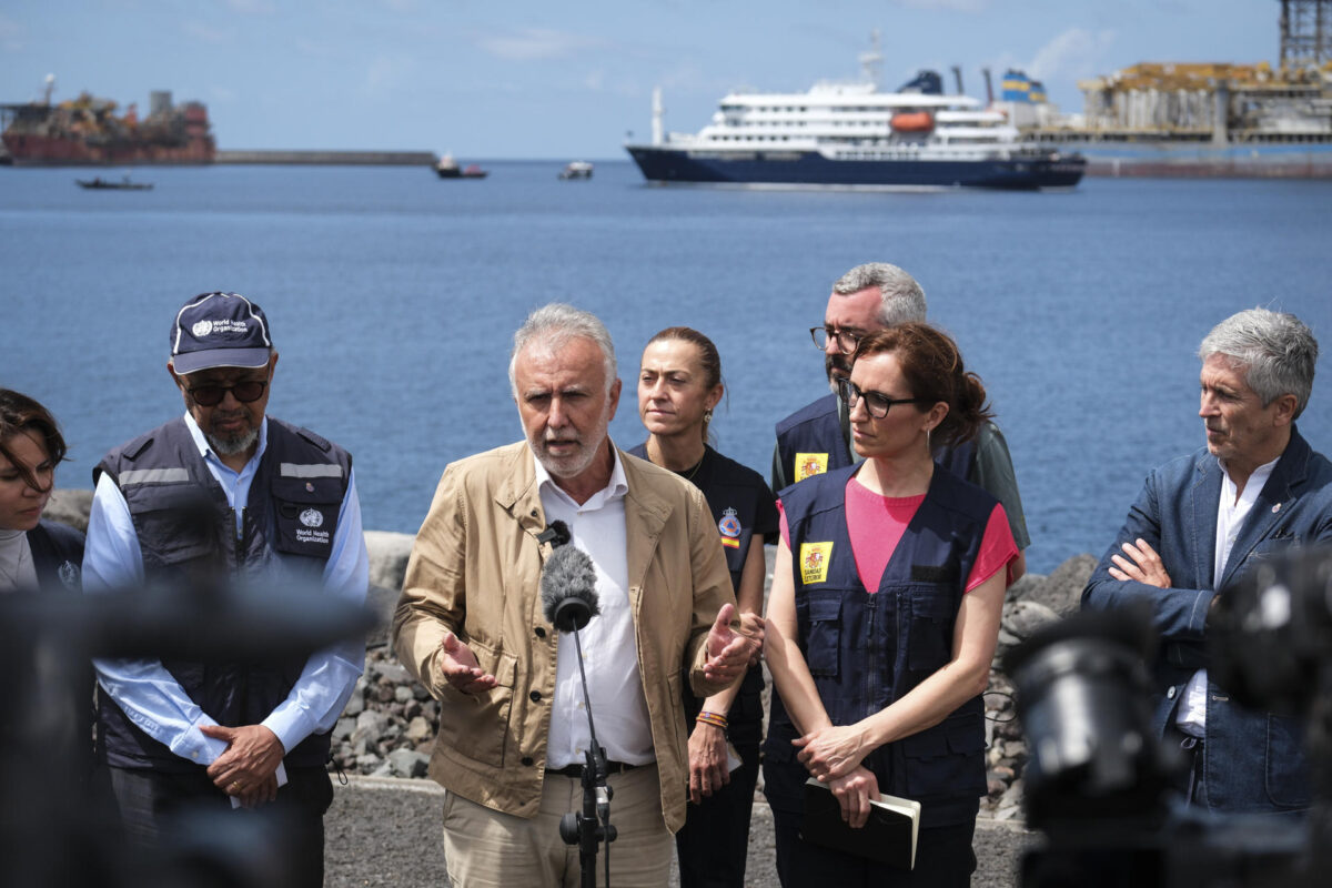 El director general de la Organización Mundial de la Salud (OMS), Tedros Adhanom Ghebreyesu informa sobre el proceso de desembarco de los pasajeros del crucero MV Hondios en el puerto de Granadilla de Abona (Tenerife), acompañado por los ministros españoles de Sanidad, Mónica García y Política Territorial, Ángel Víctor Torres. EFE/Alberto Valdés