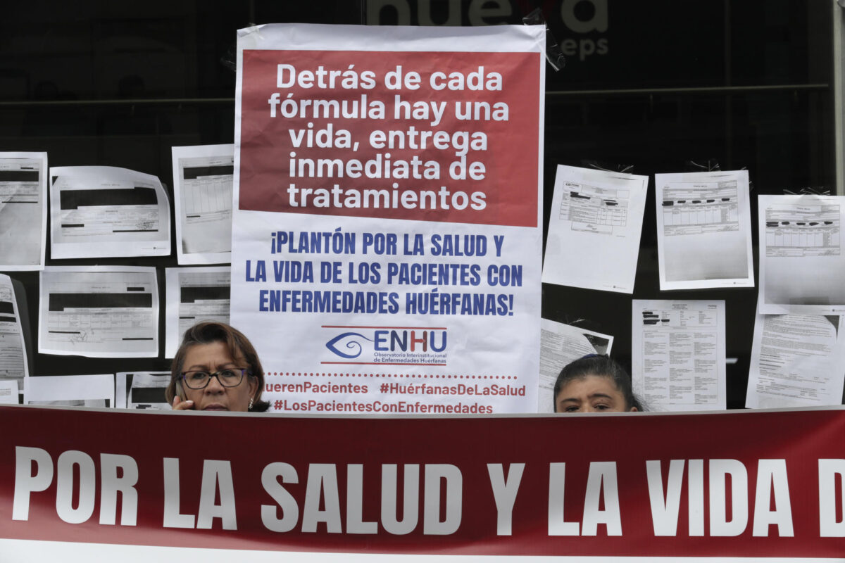 Fotografía de archivo del 28 de enero de 2026 que muestra a dos personas durante una protesta contra la atención en salud en Bogotá (Colombia). EFE/ Carlos Ortega