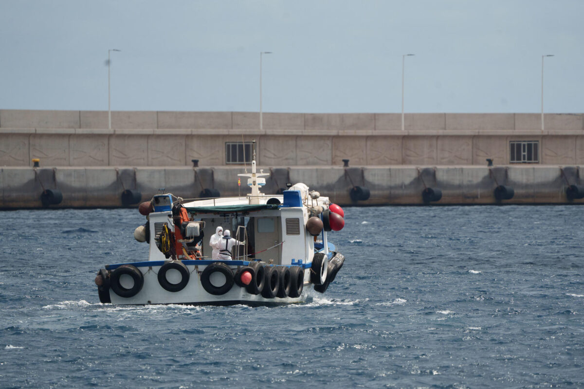 El crucero MV Hondius, afectado por varios casos de hantavirus, permanece fondeado en el interior del puerto de Granadilla de Abona (Tenerife), a la espera de que se desembarque a los últimos tripulantes y pasajeros que van a ser repatriados a sus países desde el aeropuerto de Tenerife Sur. En la imagen, personal con equipos de protección se dirige al crucero en una embarcación auxiliar. EFE/Ramón de la Rocha