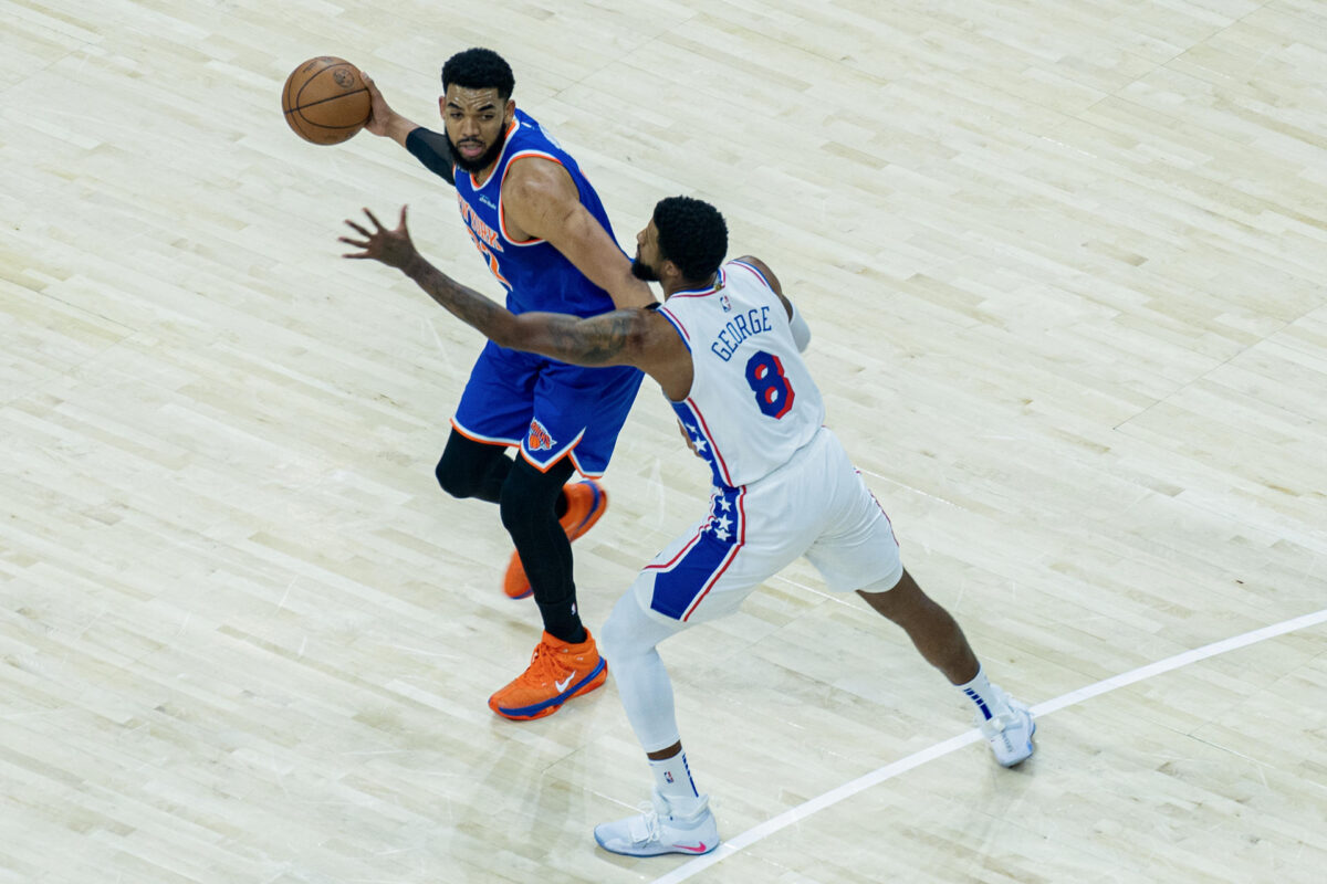 Karl-Anthony Towns (i), de los Knicks disputa el balón con Paul George, de Philadelphia, en un partido de los 'playoff' de la NBA en Filadelfia. EFE/Ángel Colmenares
