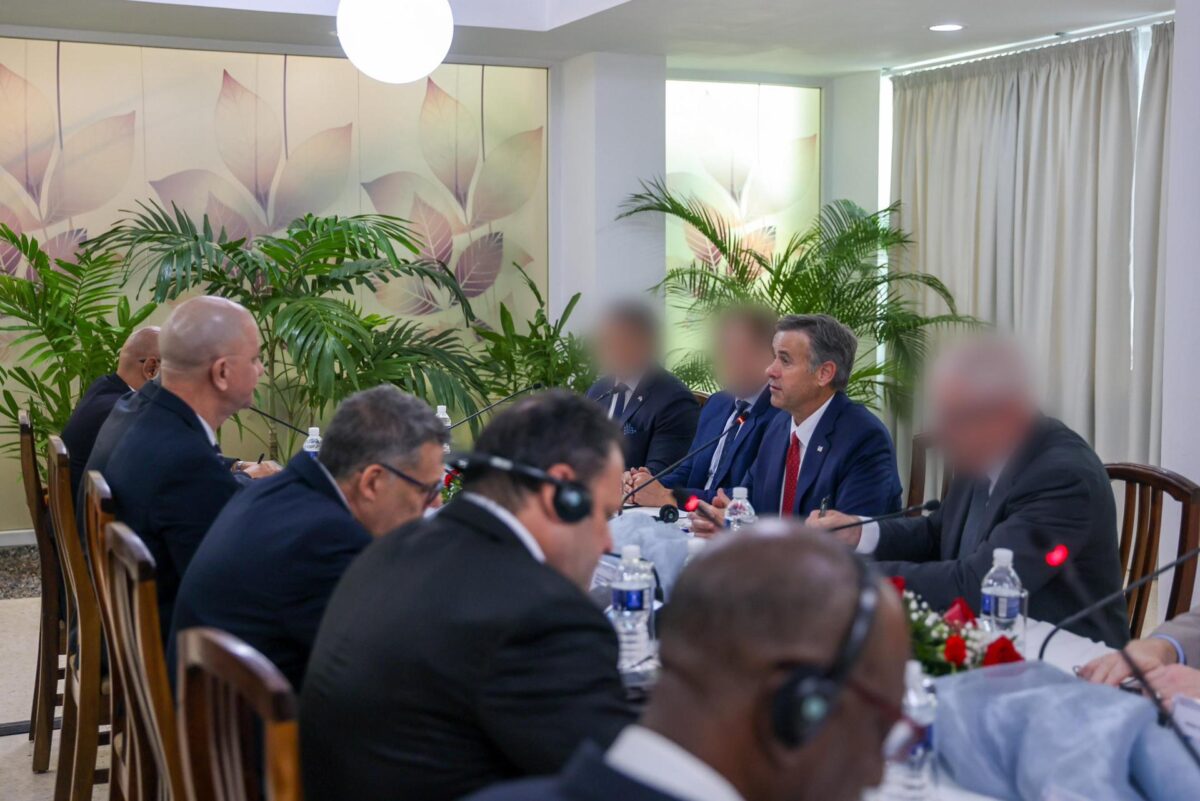 Fotografía difundida por la Agencia Central de Inteligencia (CIA) de su director, John Ratcliffe (d), reunido con funcionarios del Gobierno de Cuba este jueves, en La Habana (Cuba). EFE/ CIA /SOLO USO EDITORIAL/ SOLO DISPONIBLE PARA ILUSTRAR LA NOTICIA QUE ACOMPAÑA (CRÉDITO OBLIGATORIO)