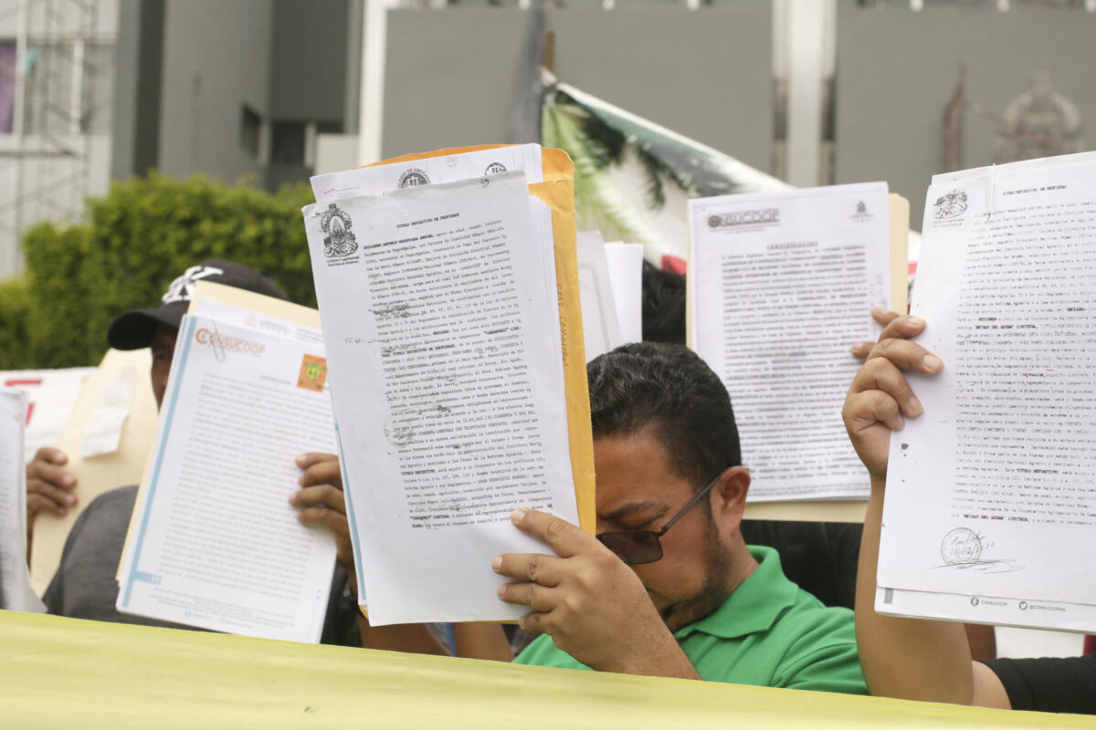 Campesinos de la Plataforma Agraria participan durante un plantón este jueves frente a la Corte Suprema de Justicia, en Tegucigalpa (Honduras). EFE/Gustavo Amador