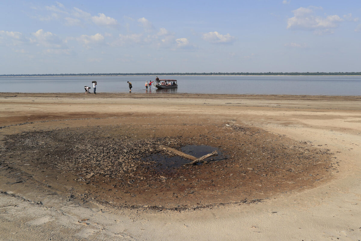 Fotografía de archivo del 28 de octubre de 2023 donde se muestra una zona de río Negro afectada por una sequía en el estado de Amazonas (Brasil). EFE/ André Coelho