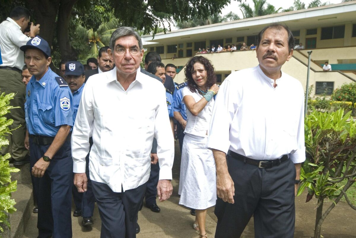 Fotografía de archivo que muestra al presidente de Nicaragua, Daniel Ortega (d), y al exmandatario de Costa Rica Óscar Arias (i). EFE/Mario López