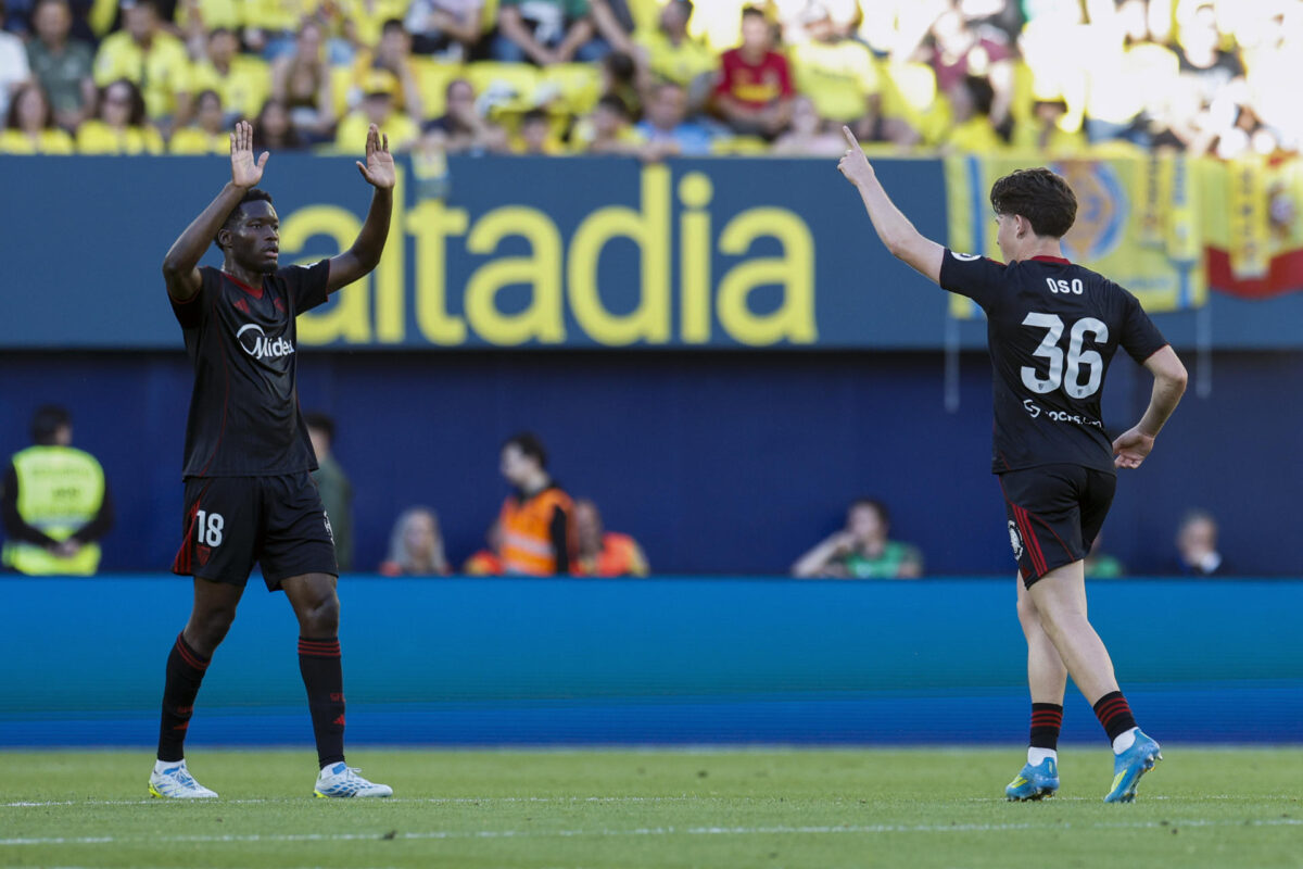 El lateral del Sevilla FC "Oso" celebra tras anotar un tanto durante el encuentro correspondiente a la jornada 36 disputado este miércoles entre el Villarreal y el Sevilla FC en el estadio de La Cerámica en Villarreal. EFE/ Kai Forsterling