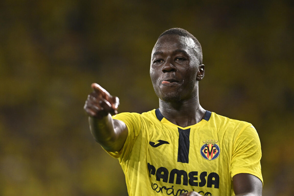 El centrocampista del Villarreal Pape Gueye celebra tras marcar el 4-0, durante el partido de la jornada 38 de LaLiga EA Sports entre el Villarreal y el Atlético de Madrid disputado este domingo en el estadio de la Cerámica. EFE/Andreu Esteban