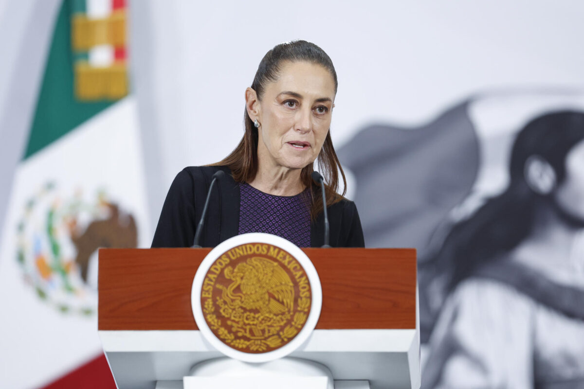 La presidenta de México, Claudia Sheinbaum, habla en una rueda de prensa este lunes, en el Palacio Nacional de la Ciudad de México (México). EFE/ Sáshenka Gutiérrez
