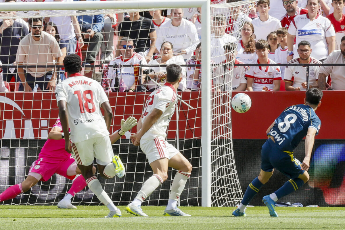 El centrocampista del Espanyol Edu Expósito (d) intenta un lanzamiento durante el partido de LaLiga entre el Sevilla y el Espanyol, en el estadio Sanchez Pizjuan de Sevilla. EFE/José Manuel Vidal