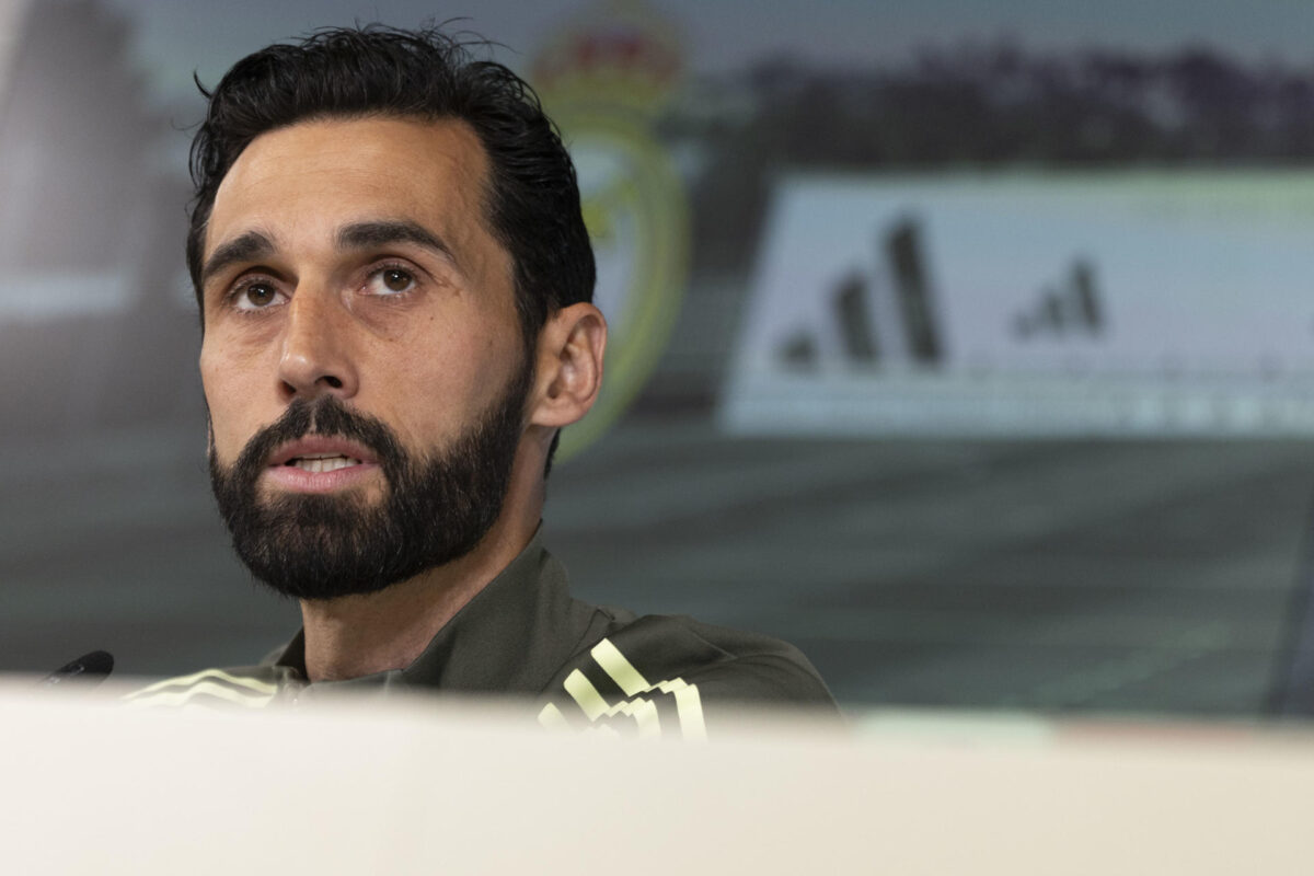 El entrenador del Real Madrid, Alvaro Arbeloa, en la rueda de prensa previa al entrenamiento en la Ciudad Deportiva de Valdebebas. EFE/ Sergio Pérez