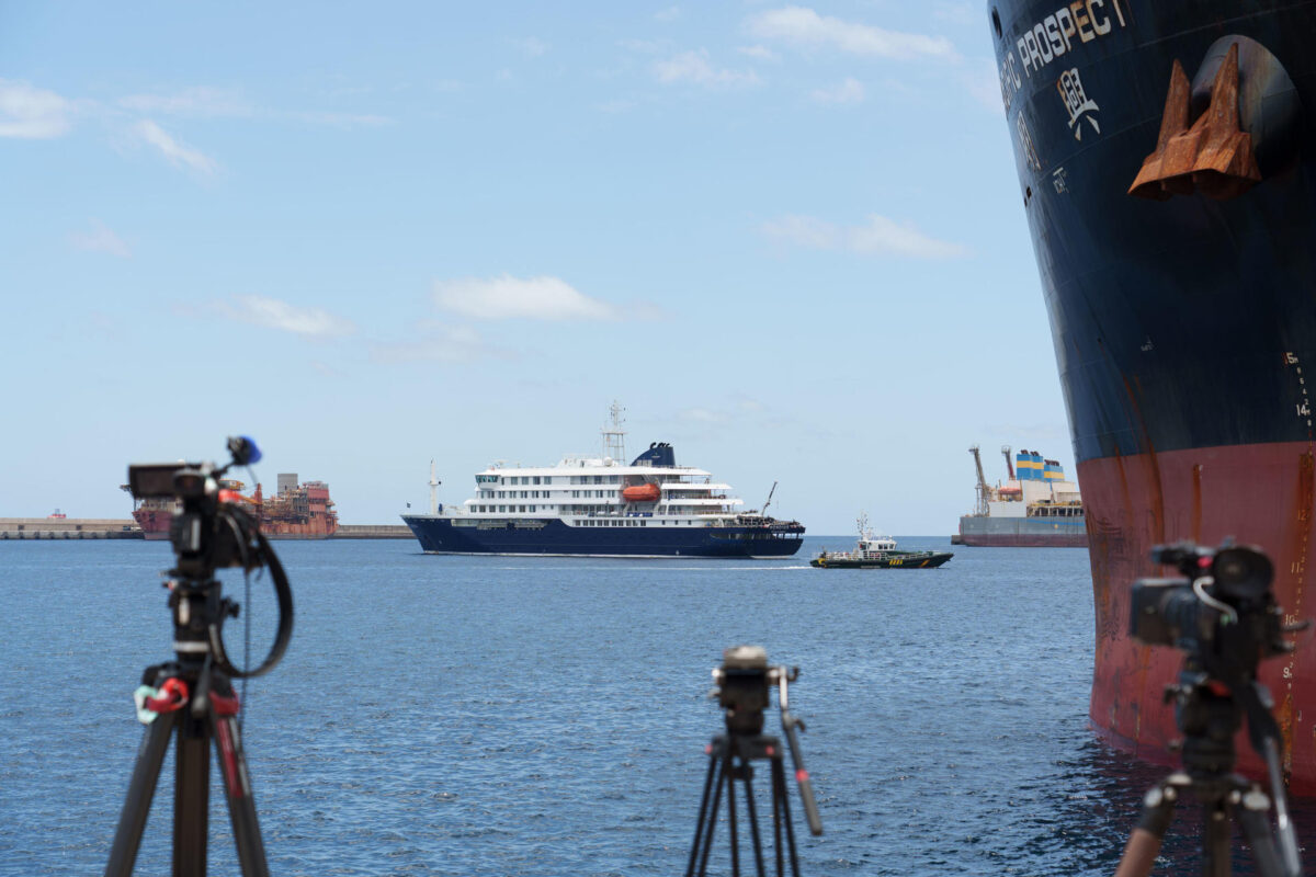 - El crucero MV Hondius se prepara para desembarcar esta tarde en Granadilla de Abona (Tenerife) a los últimos pasajeros de la travesía por el Atlántico Sur en la que sufrió un brote de hantavirus, antes de retomar su navegación hacia Países Bajos. EFE/Ramón de la Rocha