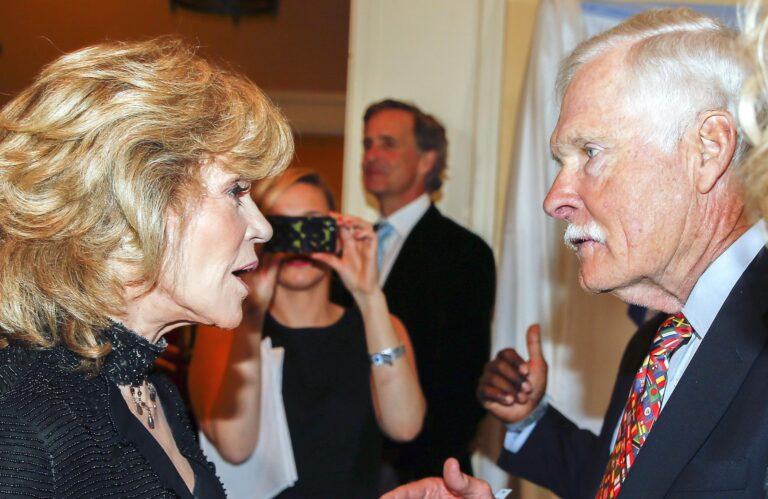 Fotografía de archivo, tomada en diciembre de 2014, en la que se captó el diálogo entre la actriz estadounidense Jane Fonda (i) y su exmarido y magnate mediático, Ted Turner (d), durante una cena benéfica, en Atlanta, Georgia (EE.UU.). EFE/Erik S. Lesser