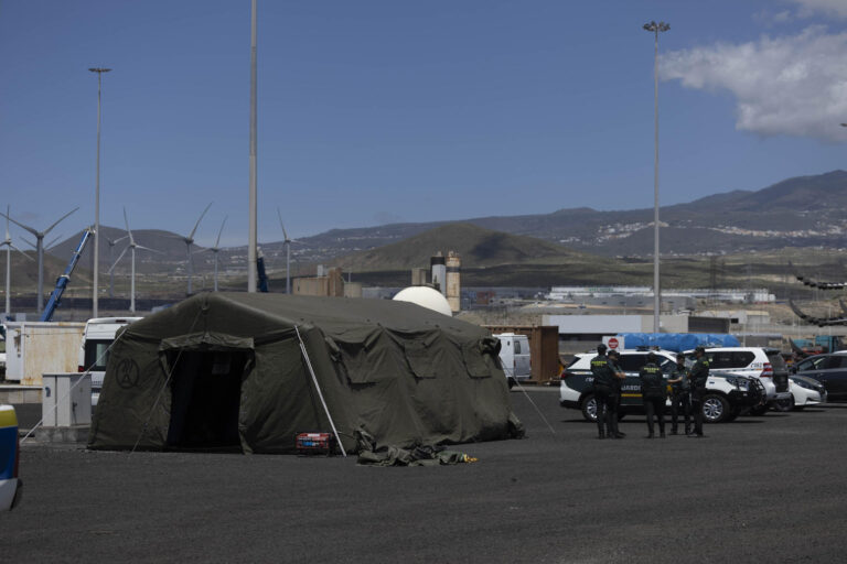 - Agentes de la Guardia Civil junto al puesto de mando instalado este viernes en el puerto de Granadilla con motivo de la llegada del crucero MV Hondius. EFE/ Miguel Barreto