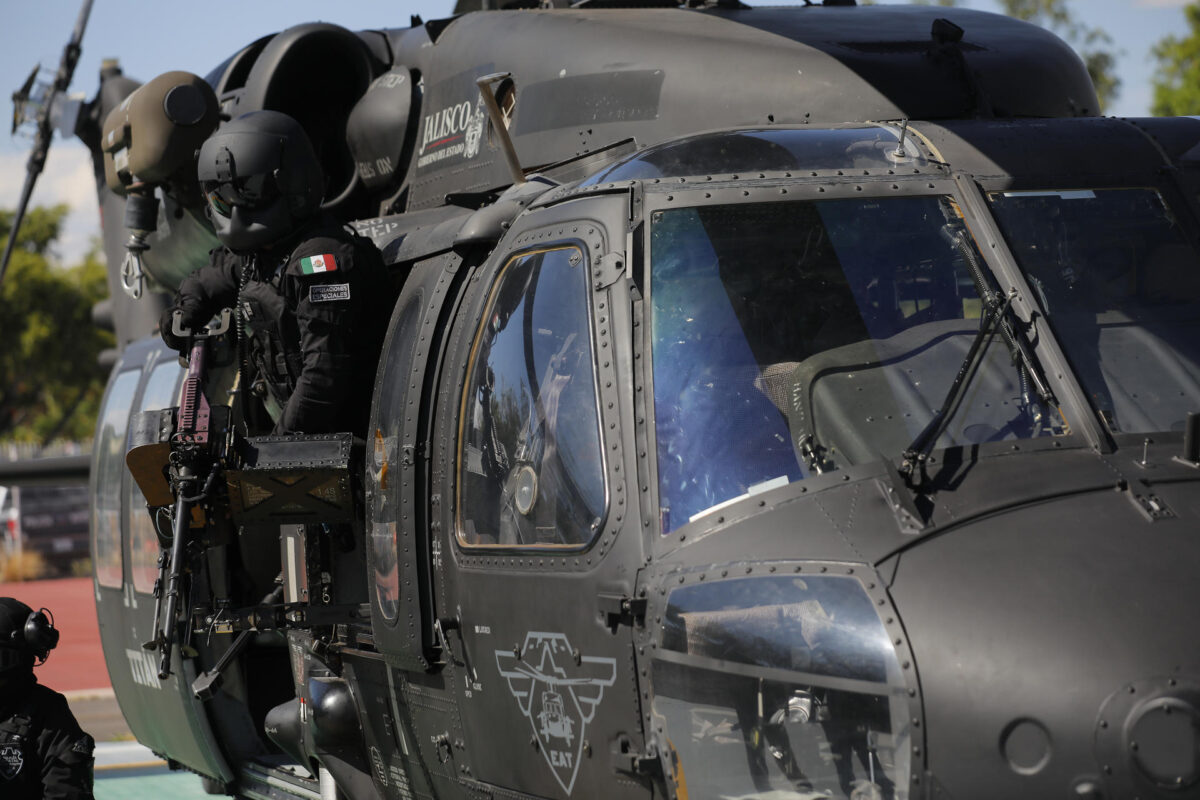Integrantes del escuadrón Titán de la Secretaría de Seguridad de Jalisco realizan un patrullaje en helicóptero este martes, en la ciudad de Guadalajara, (México). EFE/ Francisco Guasco