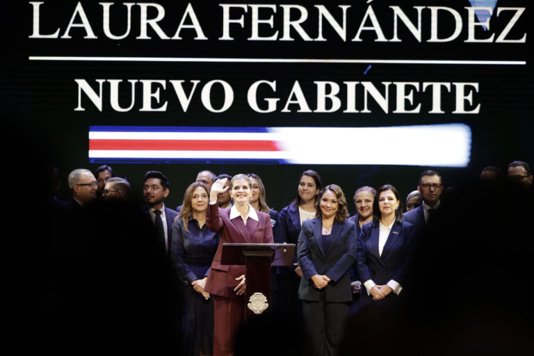 La presidenta electa de Costa Rica, Laura Fernández, saluda durante la presentación del nuevo gabinete este martes, en San José (Costa Rica). EFE/ Jeffrey Arguedas