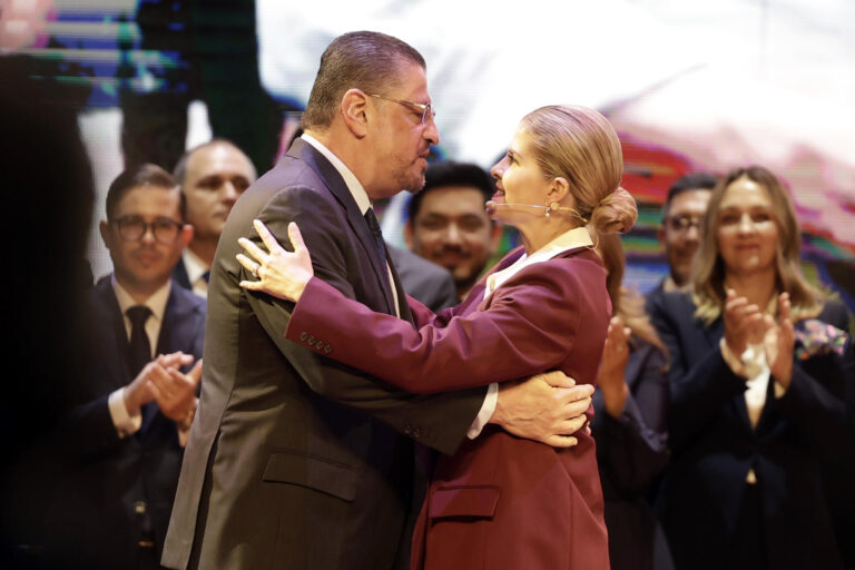 El presidente de Costa Rica, Rodrigo Chaves, saluda a la presidenta electa, Laura Fernández, el martes 5 de mayo de 2024 en San José (Costa Rica). EFE/ Jeffrey Arguedas