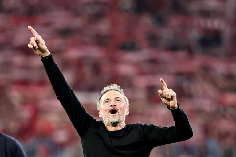 El entrenador del PSG Luis Enrique tras el partido de vuelta de semfinales de la UEFA Champions League entre Bayern Munich y Paris Saint-German, eni Múnich, Alemania. EFE/EPA/RONALD WITTEK
