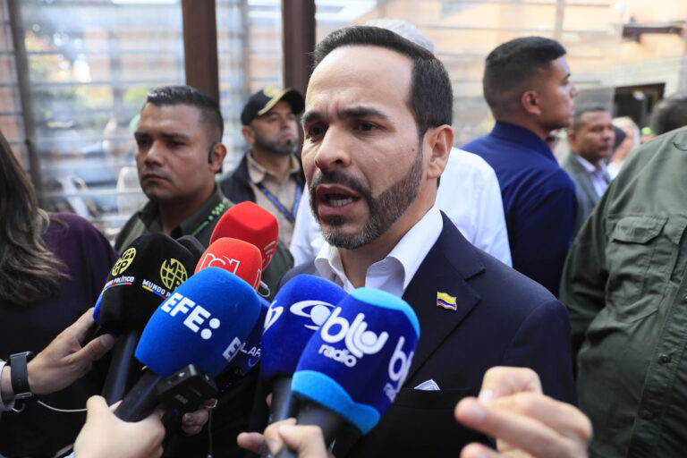 El candidato a la Presidencia de Colombia Abelardo de la Espriella habla con periodistas durante un acto de campaña en la Universidad Sergio Arboleda este martes, en Bogotá (Colombia). EFE/ Carlos Ortega