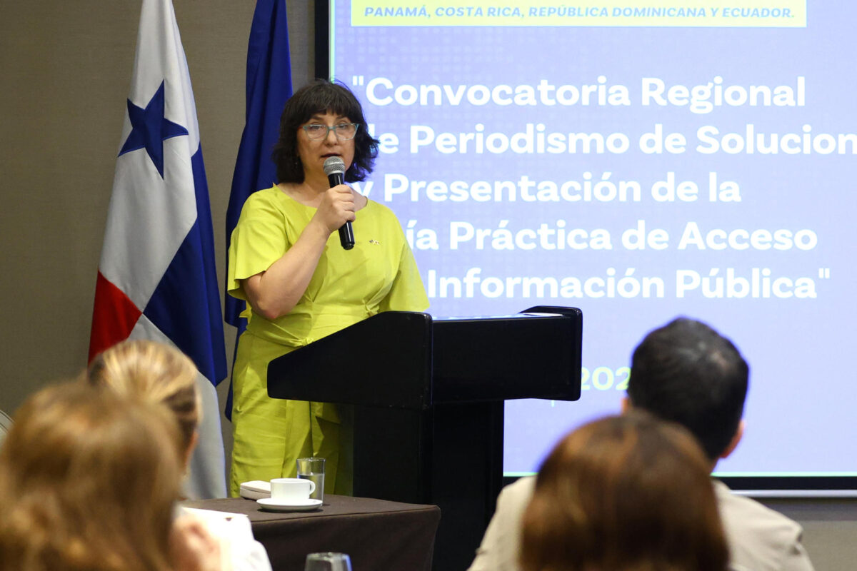 La embajadora de la Unión Europa (UE) en Panamá, Izabela Matusz, habla durante el lanzamiento de la'Guía de Acceso a la Información Pública', un manual que busca fortalecer la transparencia en la gestión gubernamental y el conocimiento de periodistas y el resto de la ciudadanía para obtener datos de interés como forma de rendir cuentas al Estado, este viernes en Ciudad de Panamá (Panamá). EFE/ Carlos Lemos