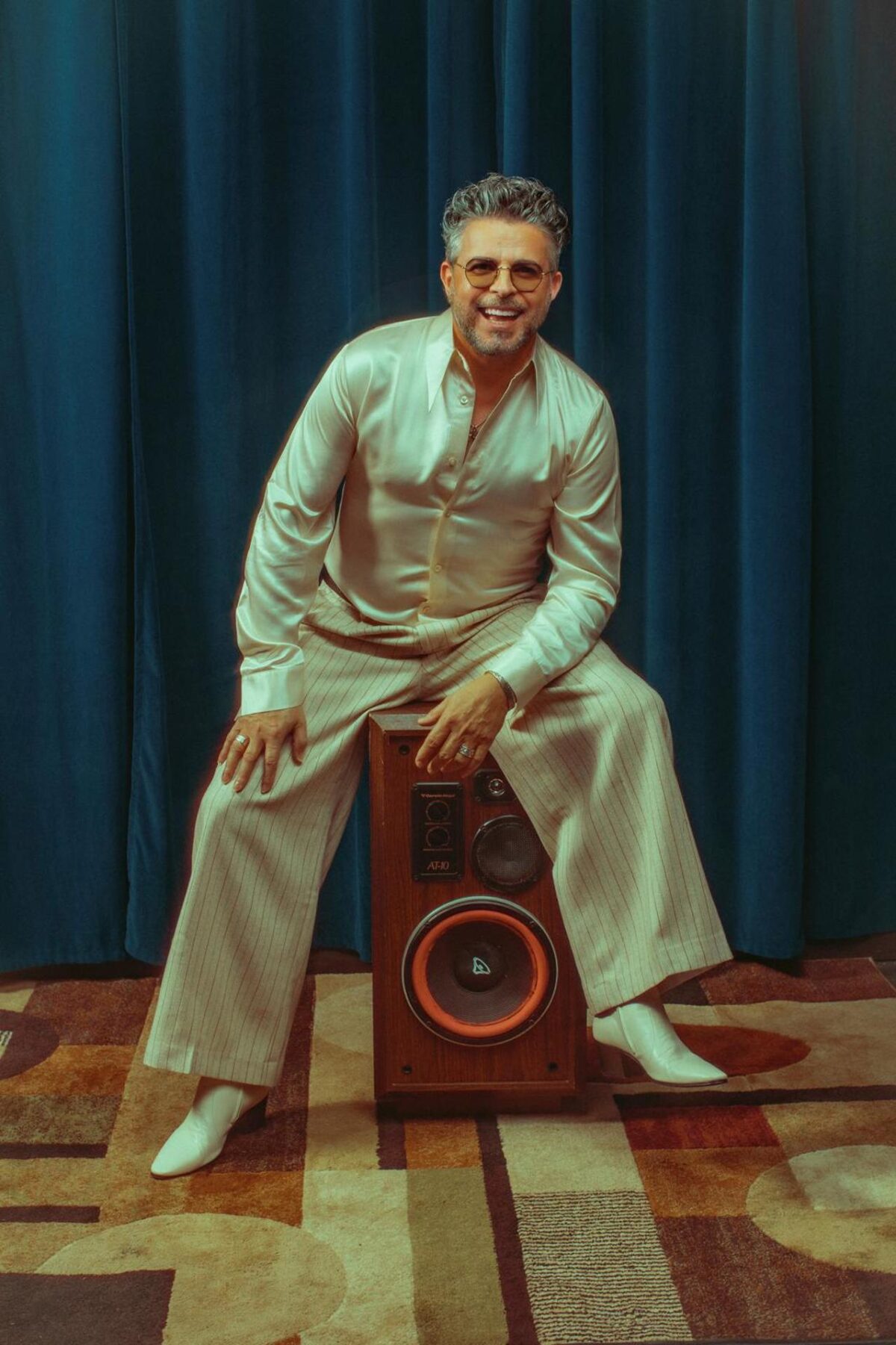 .- Fotografía cedida por Basilio Silva donde aparece el cantante y compositor nicaragüense, Luis Enrique, quien con más de 30 años de trayectoria es uno de los artistas más reconocidos de su país. El'Príncipe de la salsa', conocido por su éxito'Yo no sé mañana', presenta este viernes'El alma en clave', su primer disco inédito en 13 años, mientras percibe que el género y la música latina están en la cúspide, según cuenta el cantante nicaragüense en una entrevista. EFE/ Basilio Silva /SOLO USO EDITORIAL /NO VENTAS /SOLO DISPONIBLE PARA ILUSTRAR LA NOTICIA QUE ACOMPAÑA /CRÉDITO OBLIGATORIO