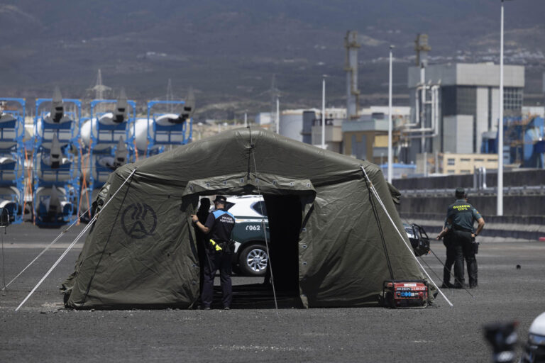 Agentes de la Guardia Civil y de la Policía Portuaria junto al puesto de mando instalado este viernes en el puerto de Granadilla, en Tenerife, con motivo de la llegada del crucero MV Hondius. EFE/ Miguel Barreto