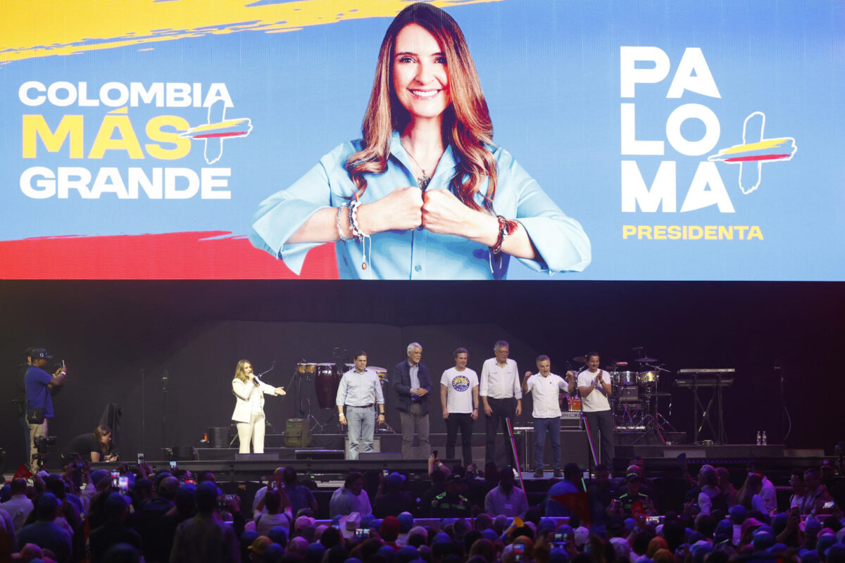 La candidata a la Presidencia de Colombia por el partido Centro Democrático, Paloma Valencia (4-i), fue captada este 24 de mayo, durantesu cierre de campaña, en Bogotá (Colombia). EFE/Mauricio Dueñas