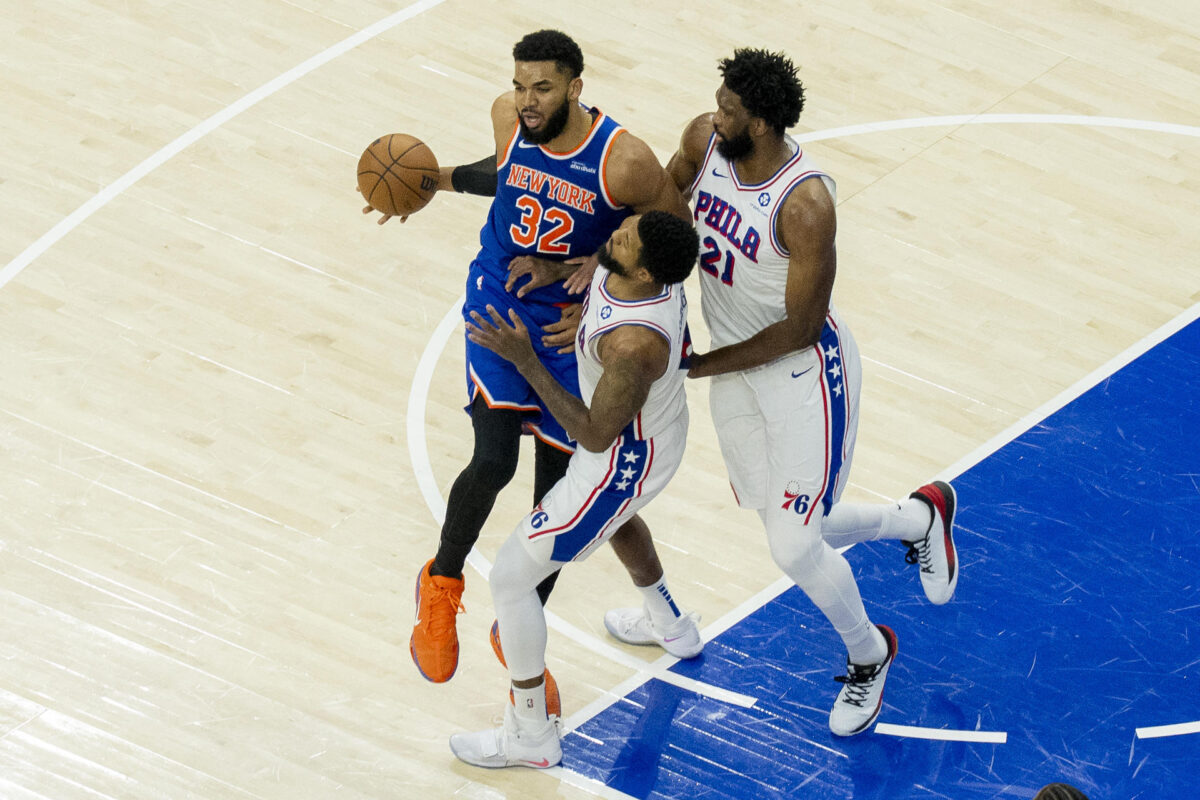 Karl-Anthony Towns (i), de los Knicks, disputa el balón con Joel Embiid (d), de los 76ers, en Filadelfia. EFE/Ángel Colmenares
