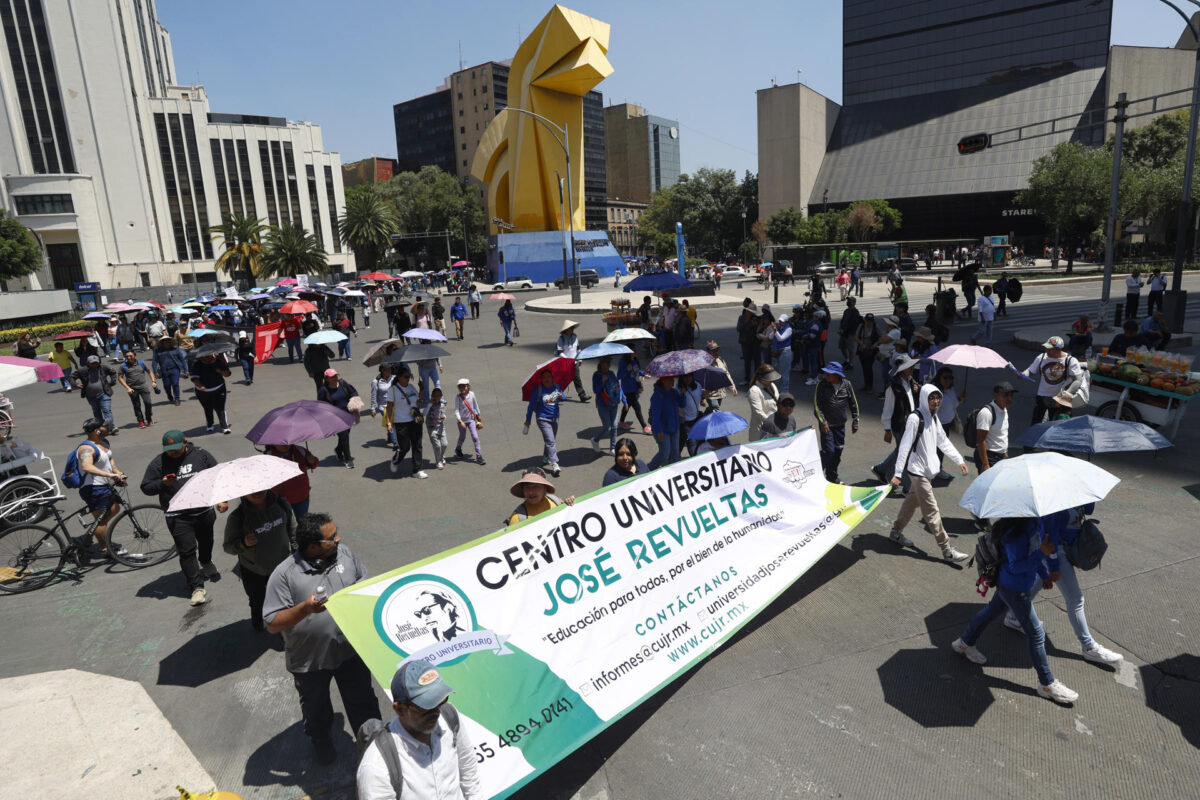 Maestros de la Coordinadora Nacional de Trabajadores de la Educación (CNTE) protestan este viernes, en Ciudad de México (México). EFE/ Sáshenka Gutiérrez